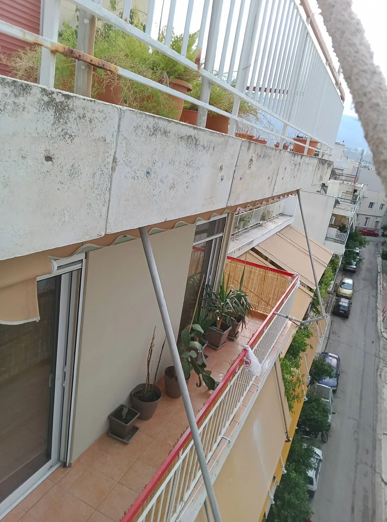 Φθαρμένη εξωτερική ακμή μπαλκονιού πριν από την αποκατάσταση.