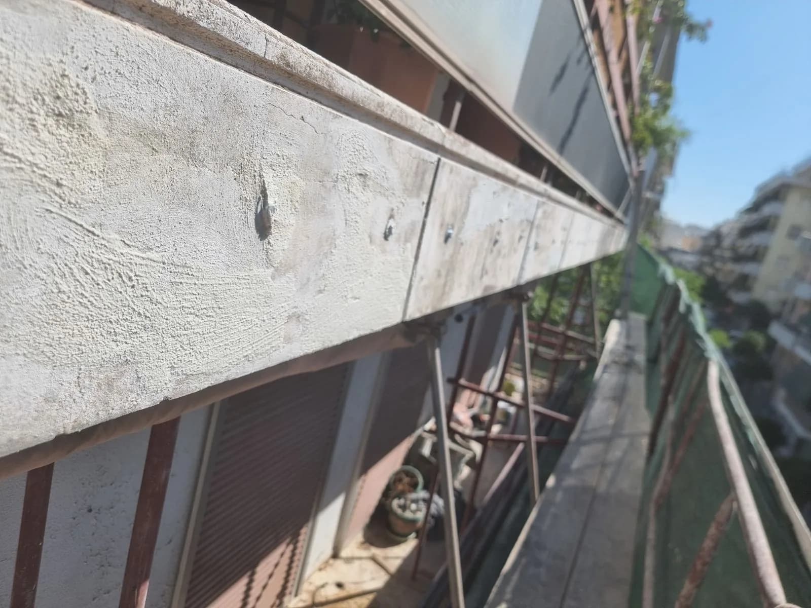 Κοντινή λήψη επισκευασμένης ακμής μπαλκονιού από τη σκαλωσιά.
