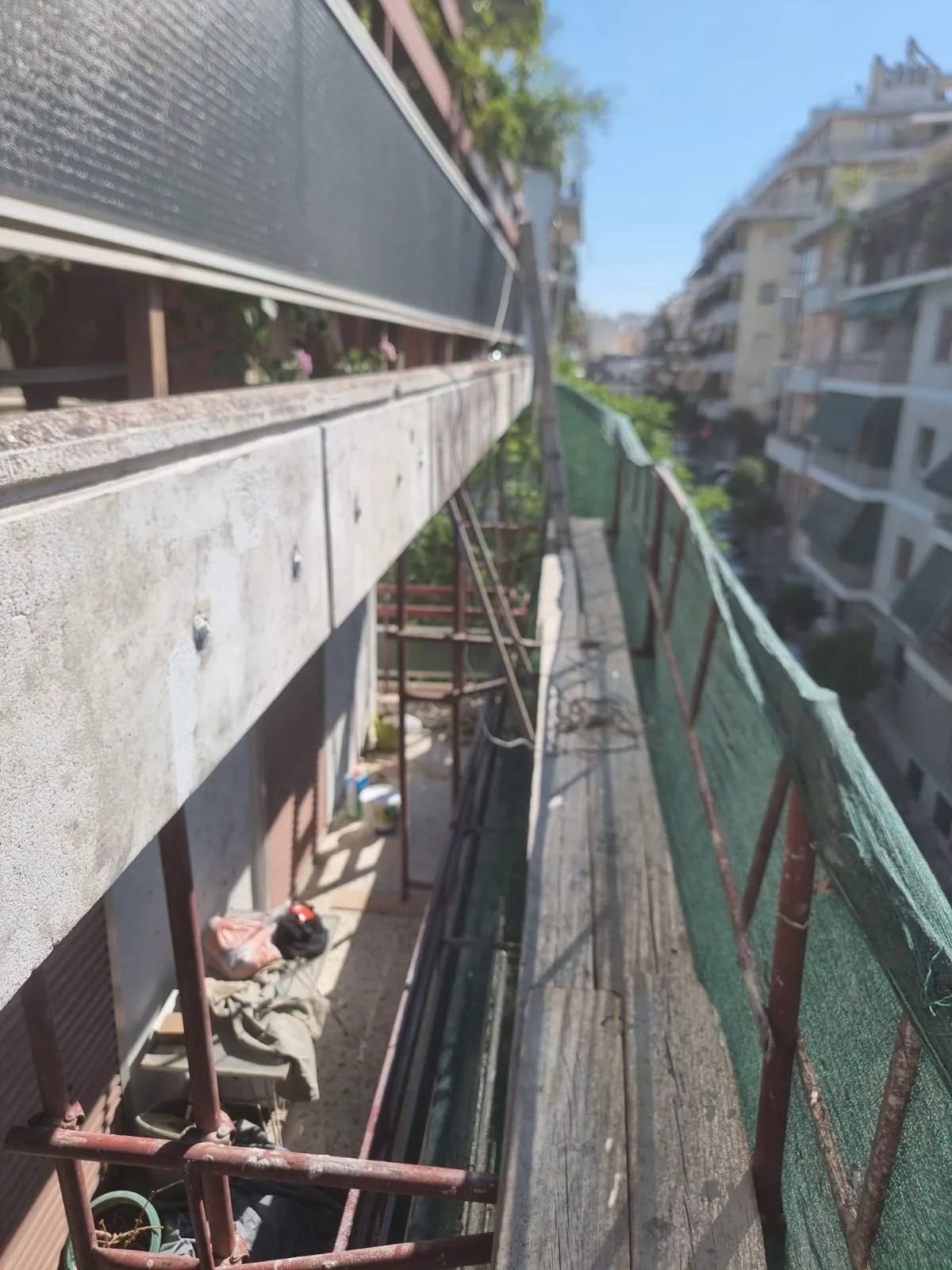 Προστατευμένος διάδρομος εργασίας δίπλα στη ζώνη αποκατάστασης.