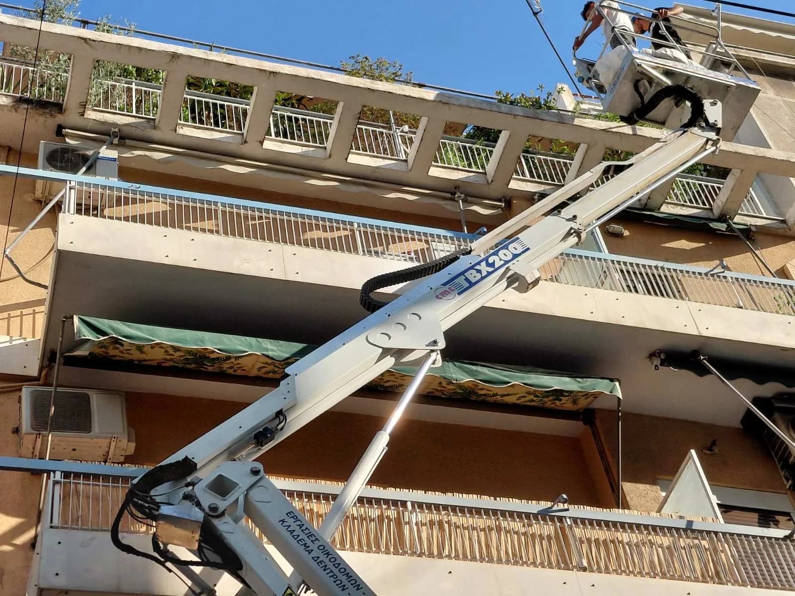 Αναβατόριο τοποθετημένο κάτω από τη γραμμή των μπαλκονιών για επεμβάσεις στην κάτω όψη.