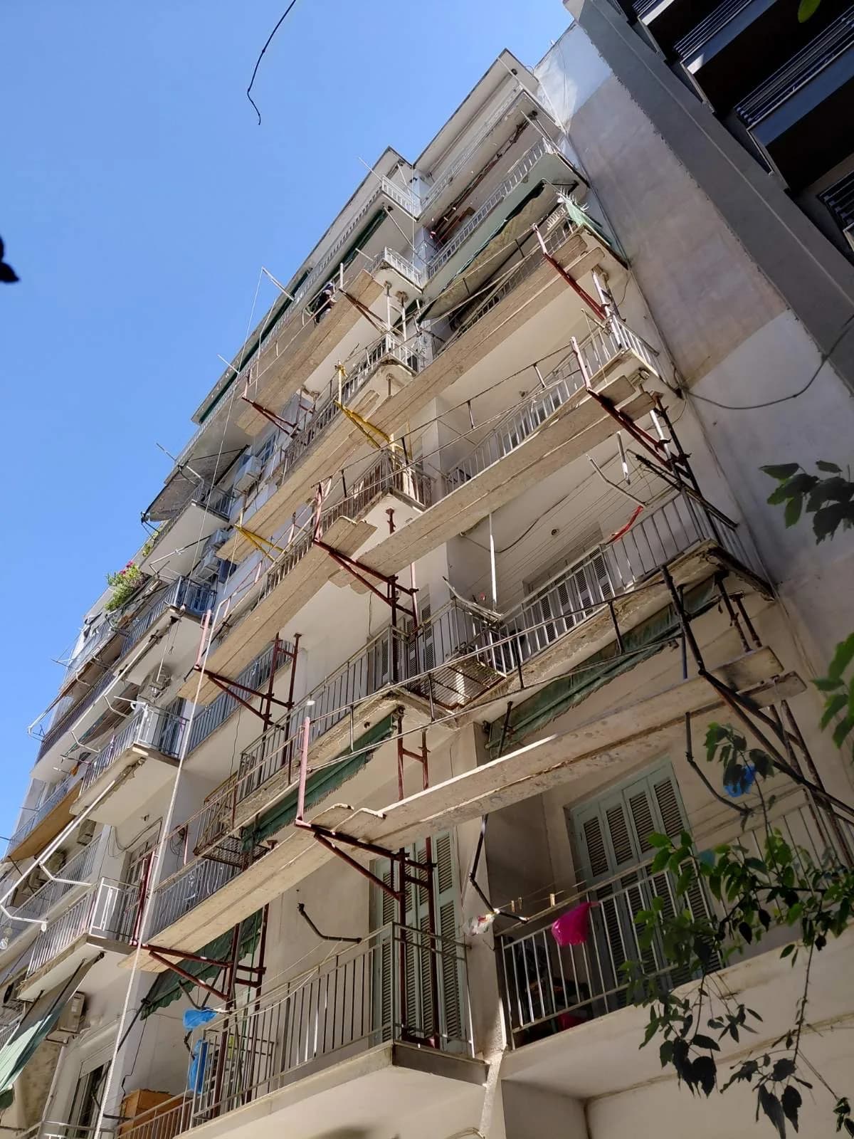 Σκαλωσιά πλήρους ύψους για μεγάλο έργο όψης.