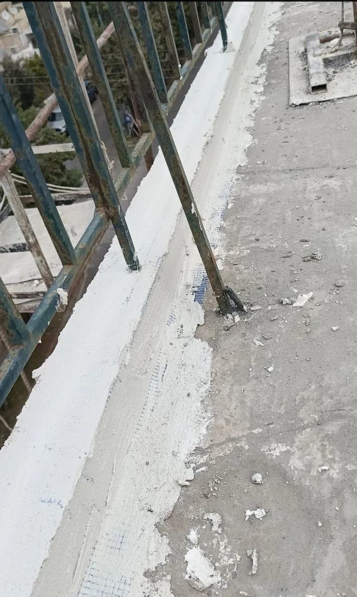 Προστατευτική βασική στρώση απλωμένη στην ακμή του μπαλκονιού.