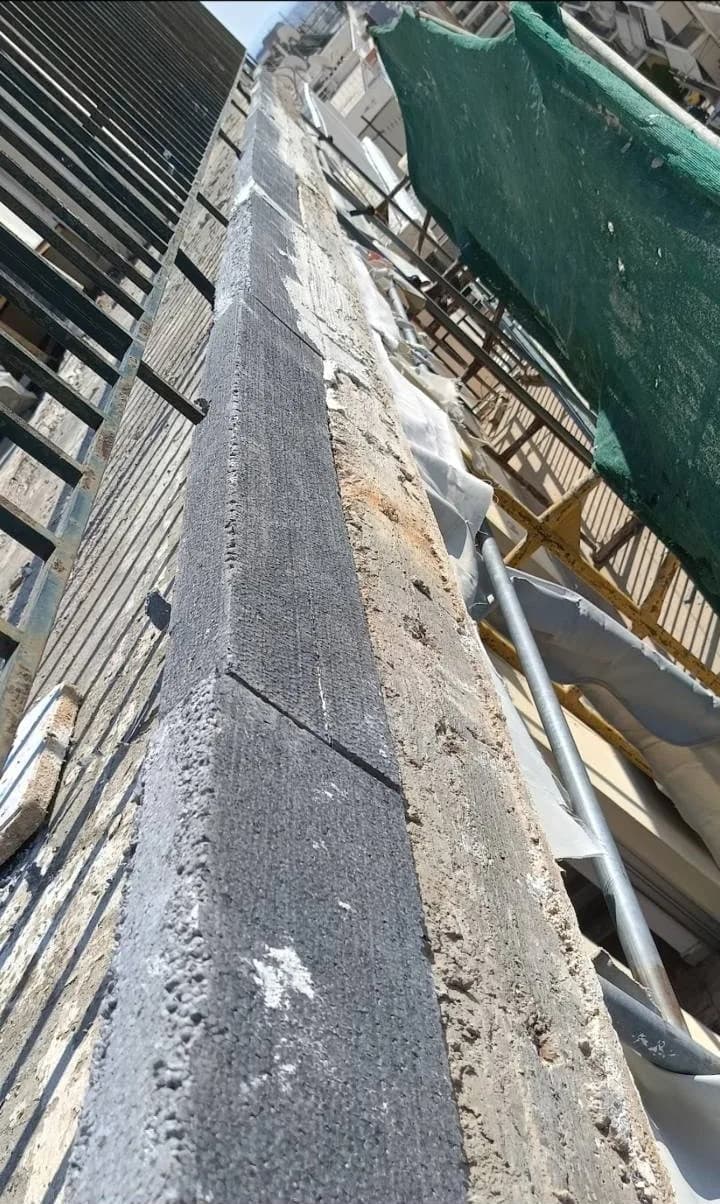Μακρινή λήψη από ρηγματωμένη και αδύναμη ακμή μπαλκονιού.