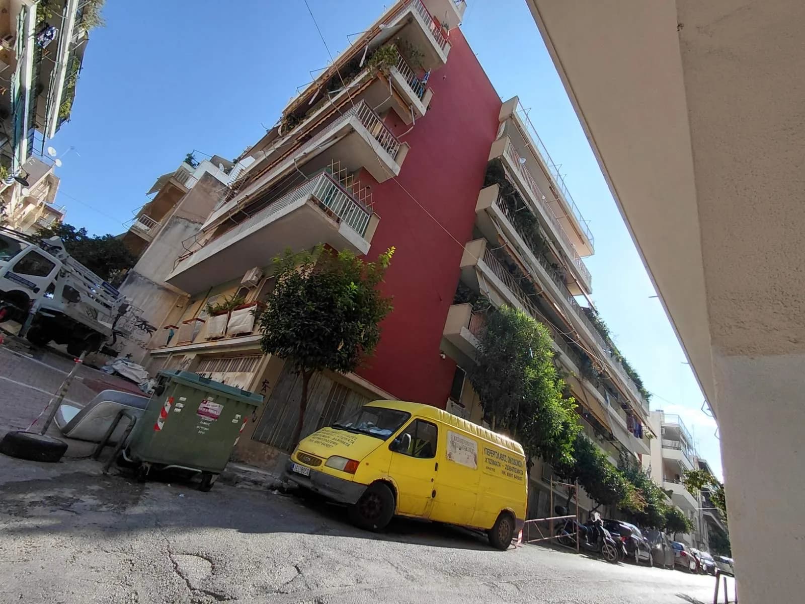 Λήψη δρόμου από τελειωμένη όψη κτιρίου.