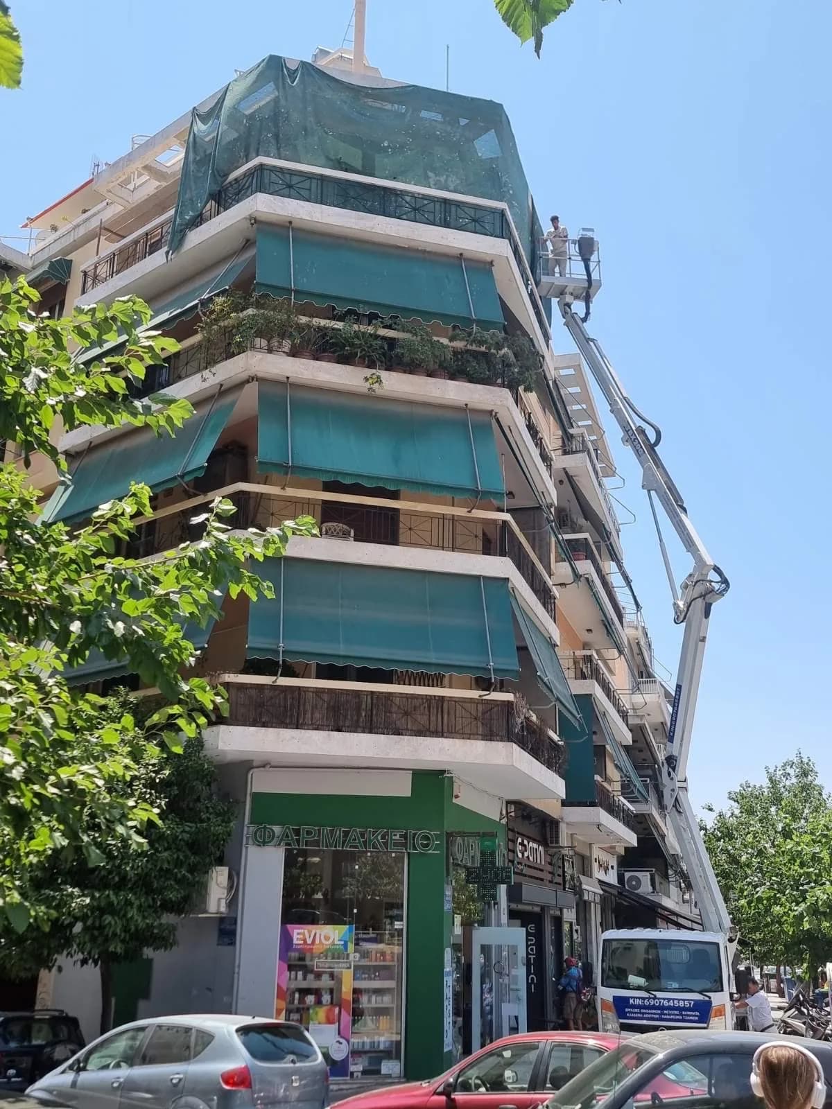 Αναβατόριο που φτάνει σε ψηλούς ορόφους για εξωτερικές εργασίες όψης.