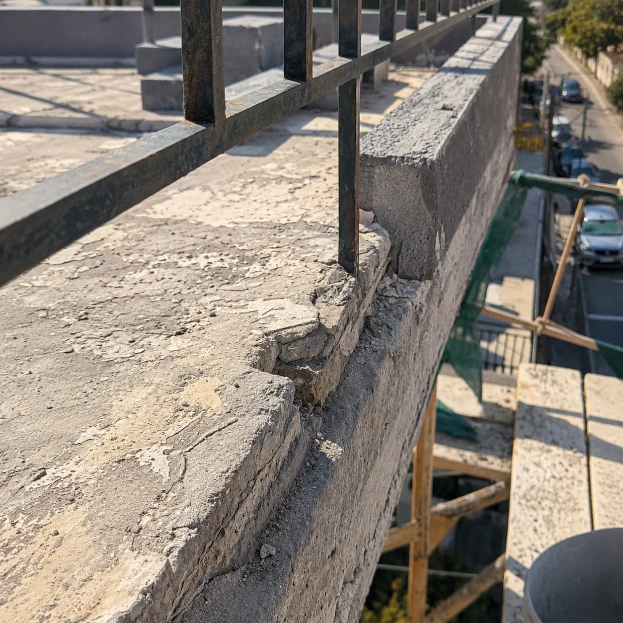 Μπαλκόνι μετά από αποκατάσταση στηθαίου και προετοιμασία τελικής στρώσης.