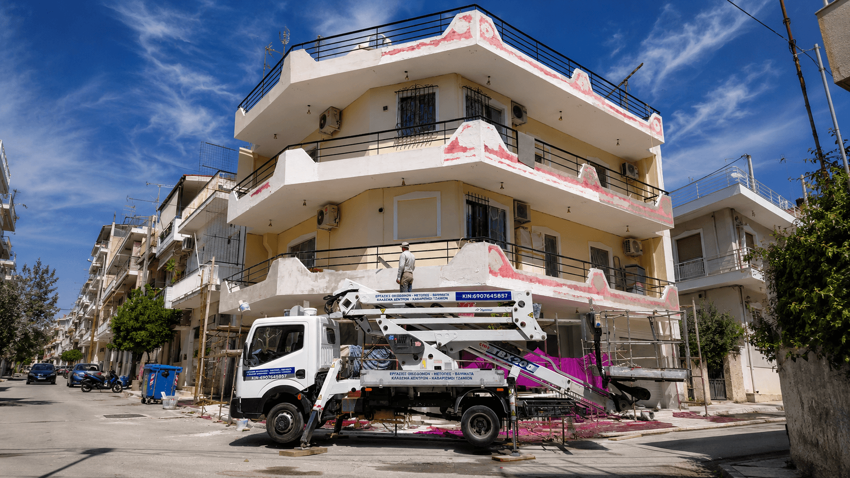 Λήψη δρόμου από πλήρως ολοκληρωμένη όψη κτιρίου.