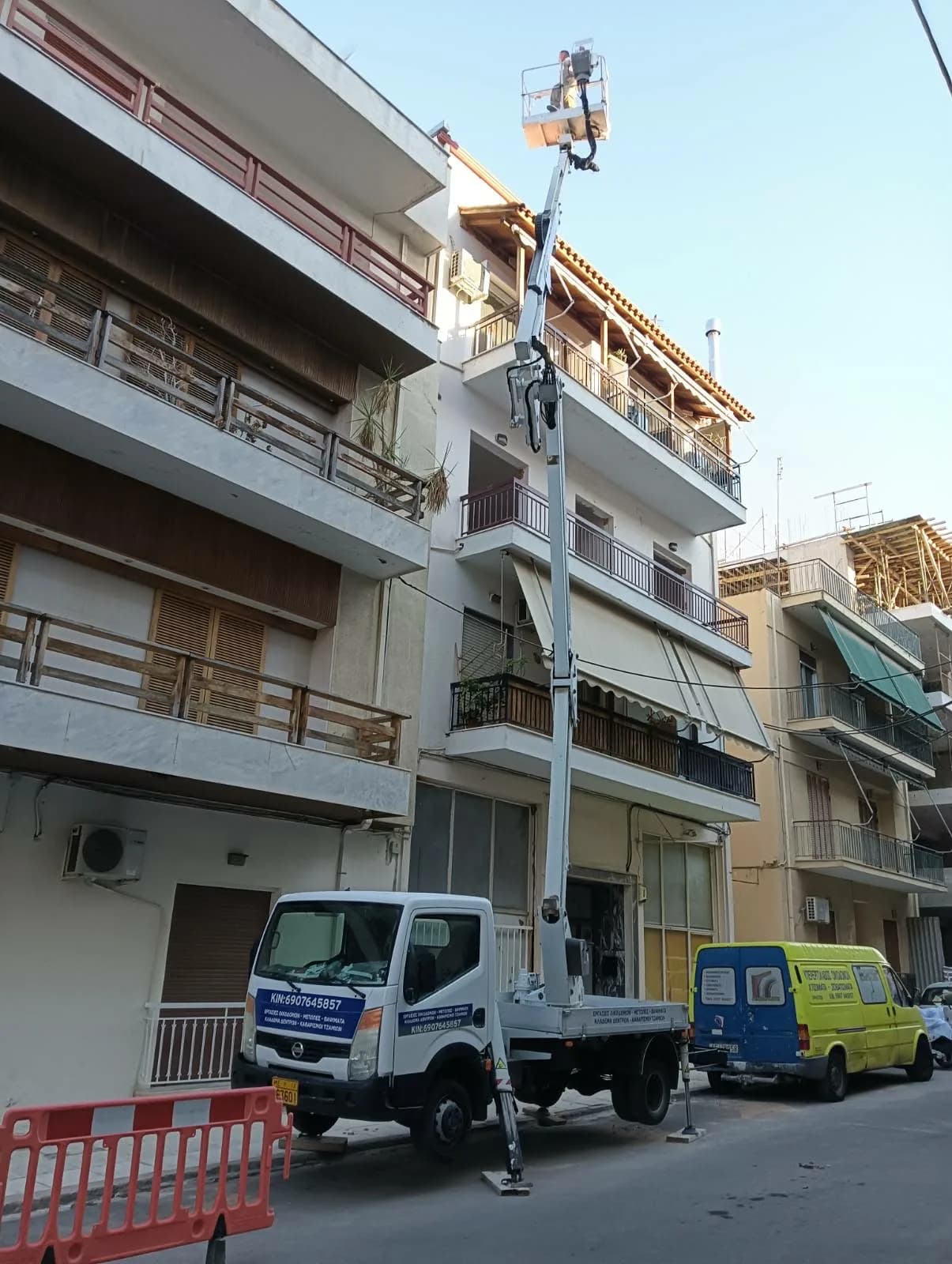 Αναβατόριο σε στενό δρόμο για εργασίες όψης πολυκατοικίας.