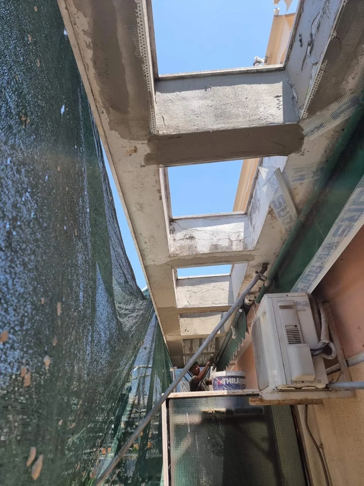 Αποκατάσταση κάτω όψης μπαλκονιού σε εξέλιξη.