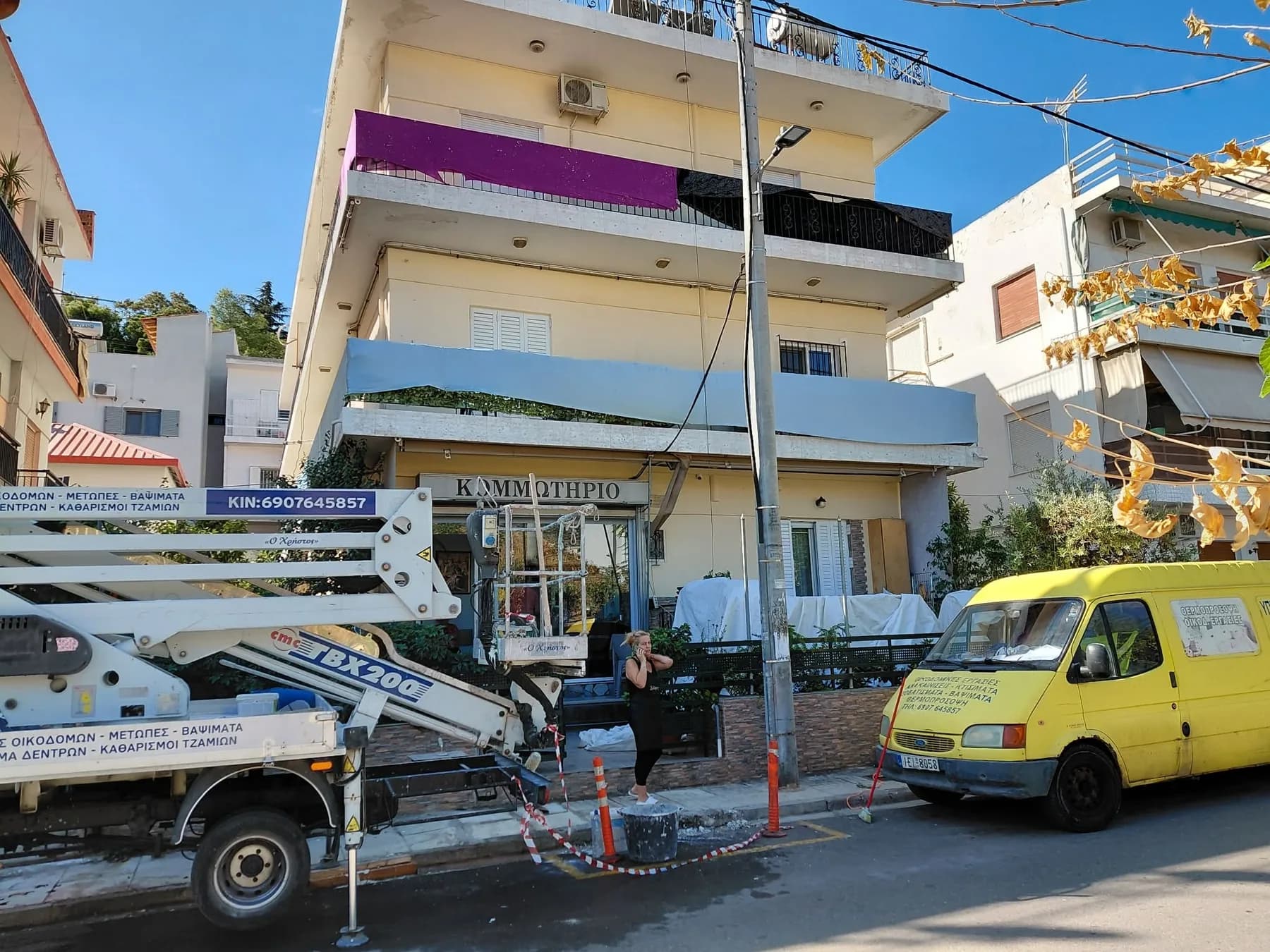 Ενεργό εργοτάξιο αποκατάστασης όψης σε πολυκατοικία.