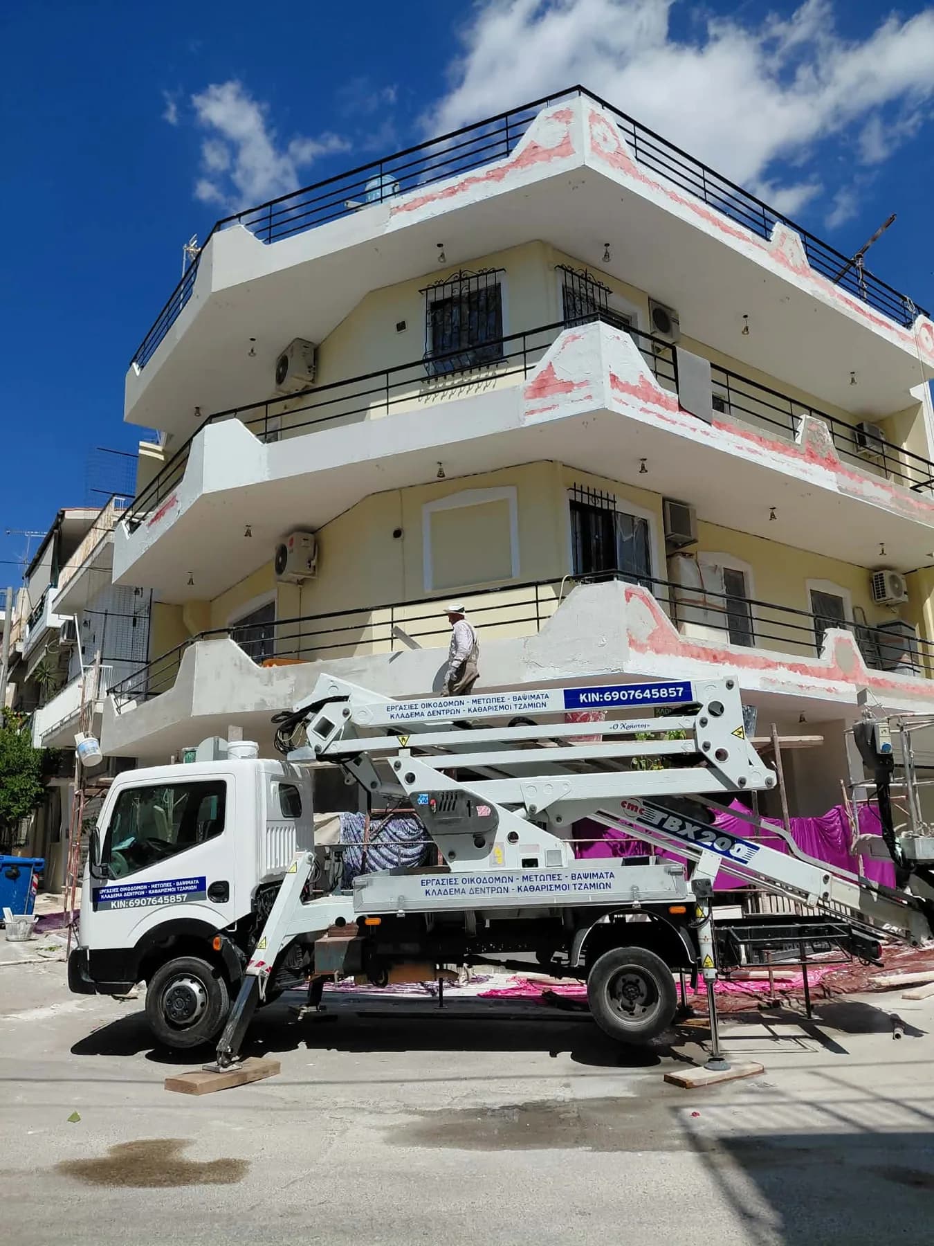Εργασίες επισκευής όψης με αναβατόριο σε πολυκατοικία στην Αττική.