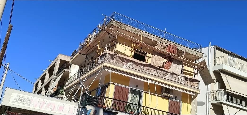 Πολυώροφο κτίριο με οργανωμένη πρόσβαση για εργασίες σε ύψος.