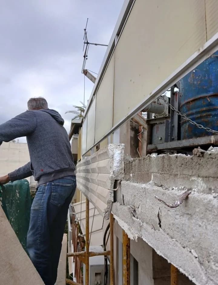 Πλευρική αποκατάσταση στηθαίου πριν από το τελικό φινίρισμα.