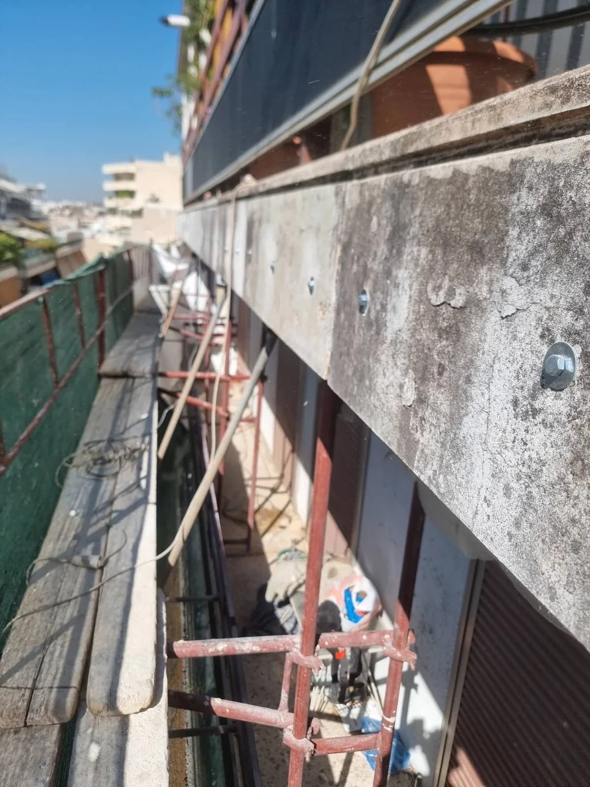 Πλευρική φθορά σε στηθαίο πριν από επισκευή.