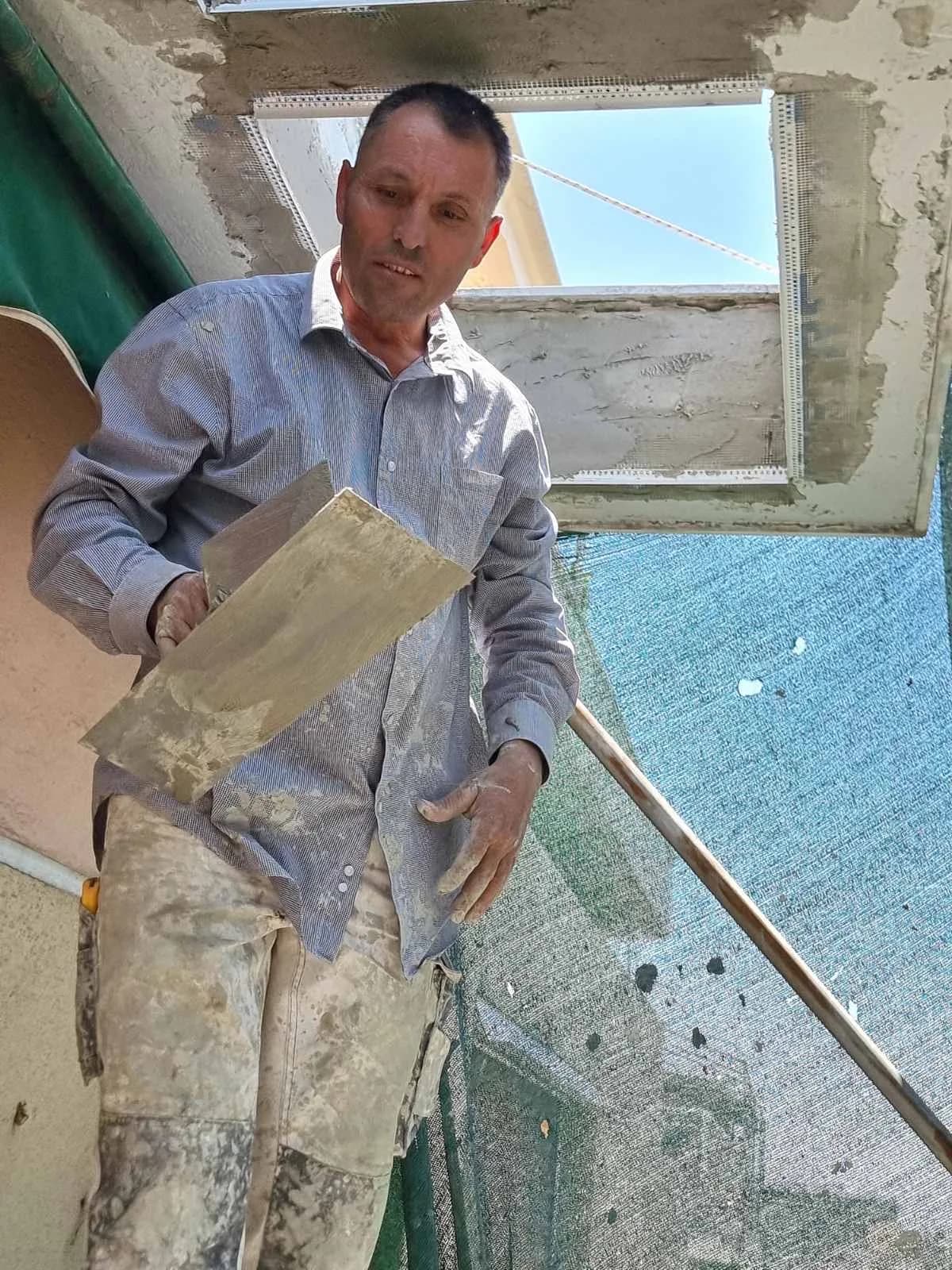 Εφαρμογή επισκευαστικού κονιάματος μετά τον καθαρισμό του οπλισμού.