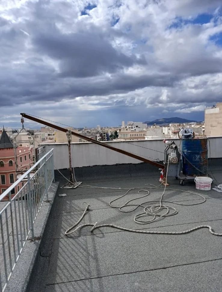 Ταράτσα με πρόσβαση για εξωτερικές εργασίες και στεγανοποίηση.
