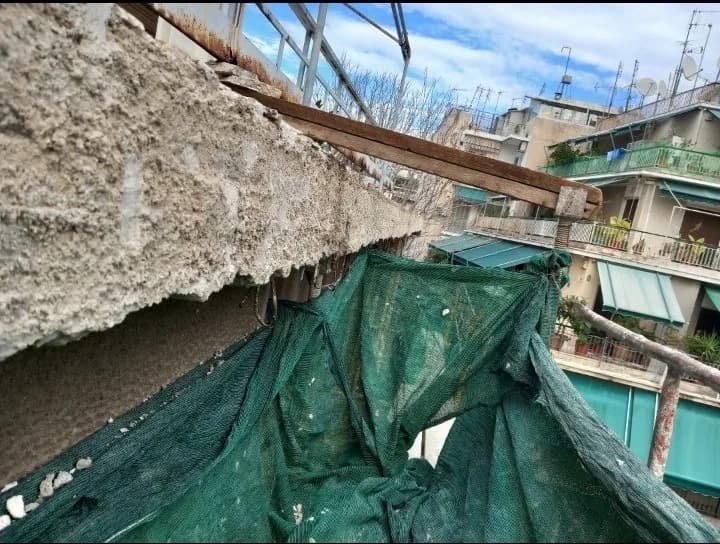 Σαθρό σκυρόδεμα και ανοιχτή φθορά σε ακμή πριν από την καθαίρεση.
