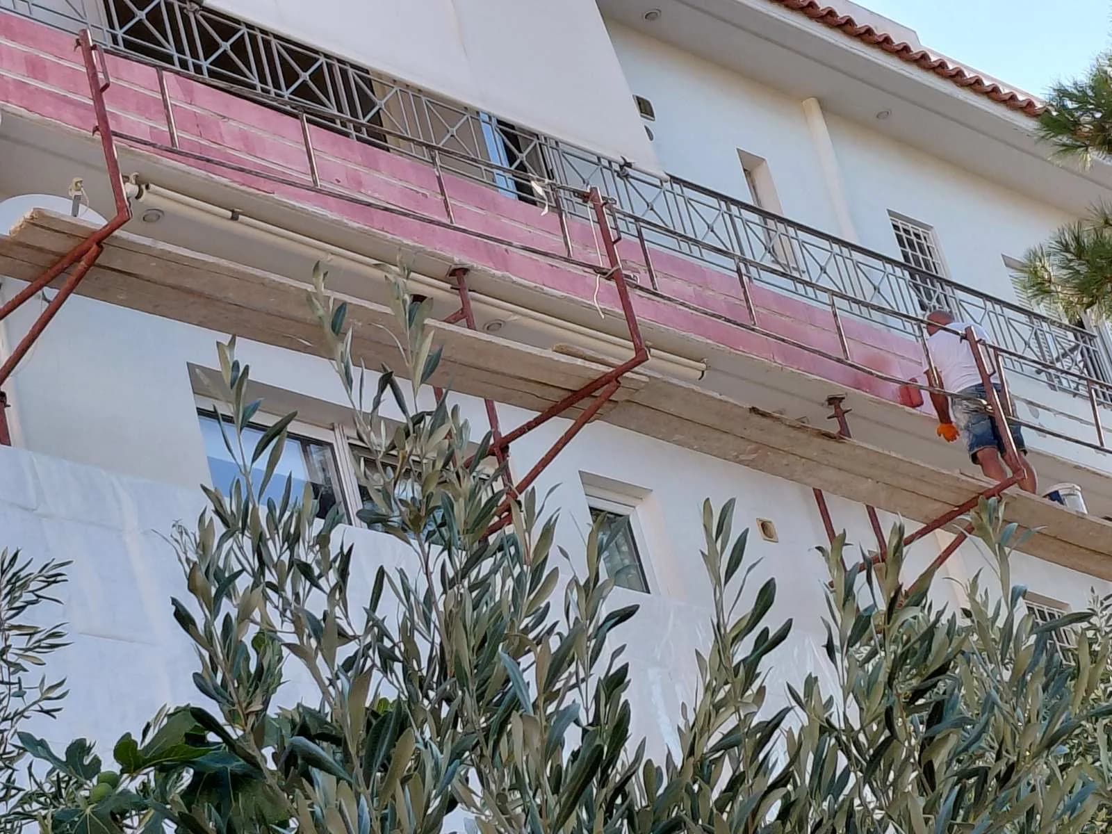 Όψη πολυκατοικίας σε στάδιο εργασιών θερμοπρόσοψης.