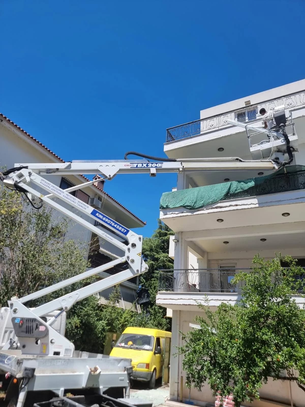 Βραχίονας αναβατορίου κοντά σε εξωτερική όψη.